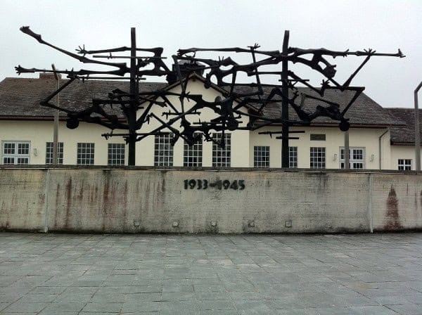 Mahnmal vor dem Museumsgebäude