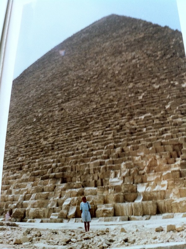 Ich, als kleine Person vor der Cheops Pyramide