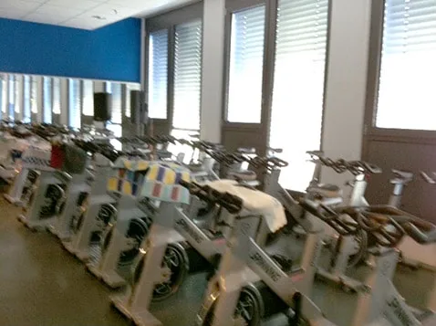 Gruppenraum mit schon zum Teil vorbereiteten Rädern für den nächsten Kurs