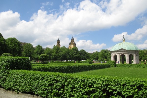 Münchener Hofgarten mit Blick auf die Theatinerkirche