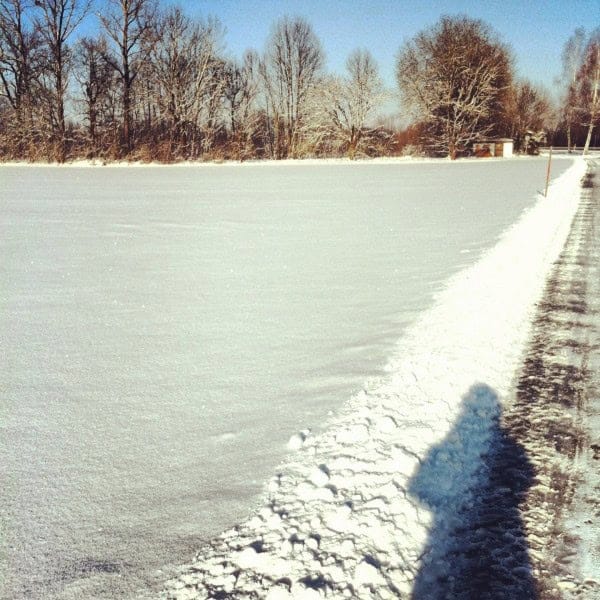 Der Winter, Schnee und blauer ein Himmel