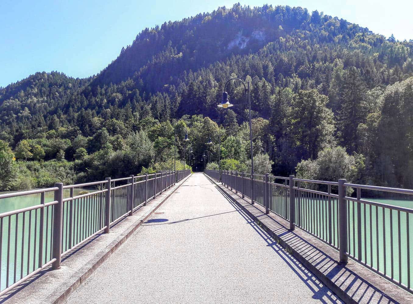 Füssen im Ostallgäu ist eine wunderschöne Region zum Wandern und Radfahren. Zudem liegen Schloss Neuschwanstein und Hohenschwangau sowie der Lechfall in direkter Nähe