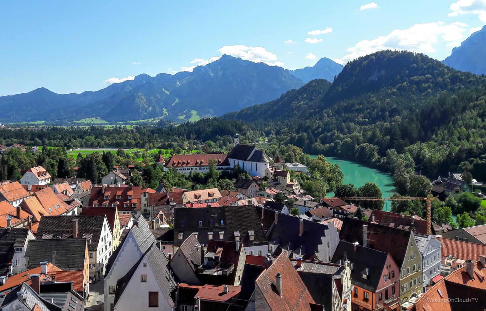 Füssen im Ostallgäu ist eine wunderschöne Region zum Wandern und Radfahren. Zudem liegen Schloss Neuschwanstein und Hohenschwangau sowie der Lechfall in direkter Nähe