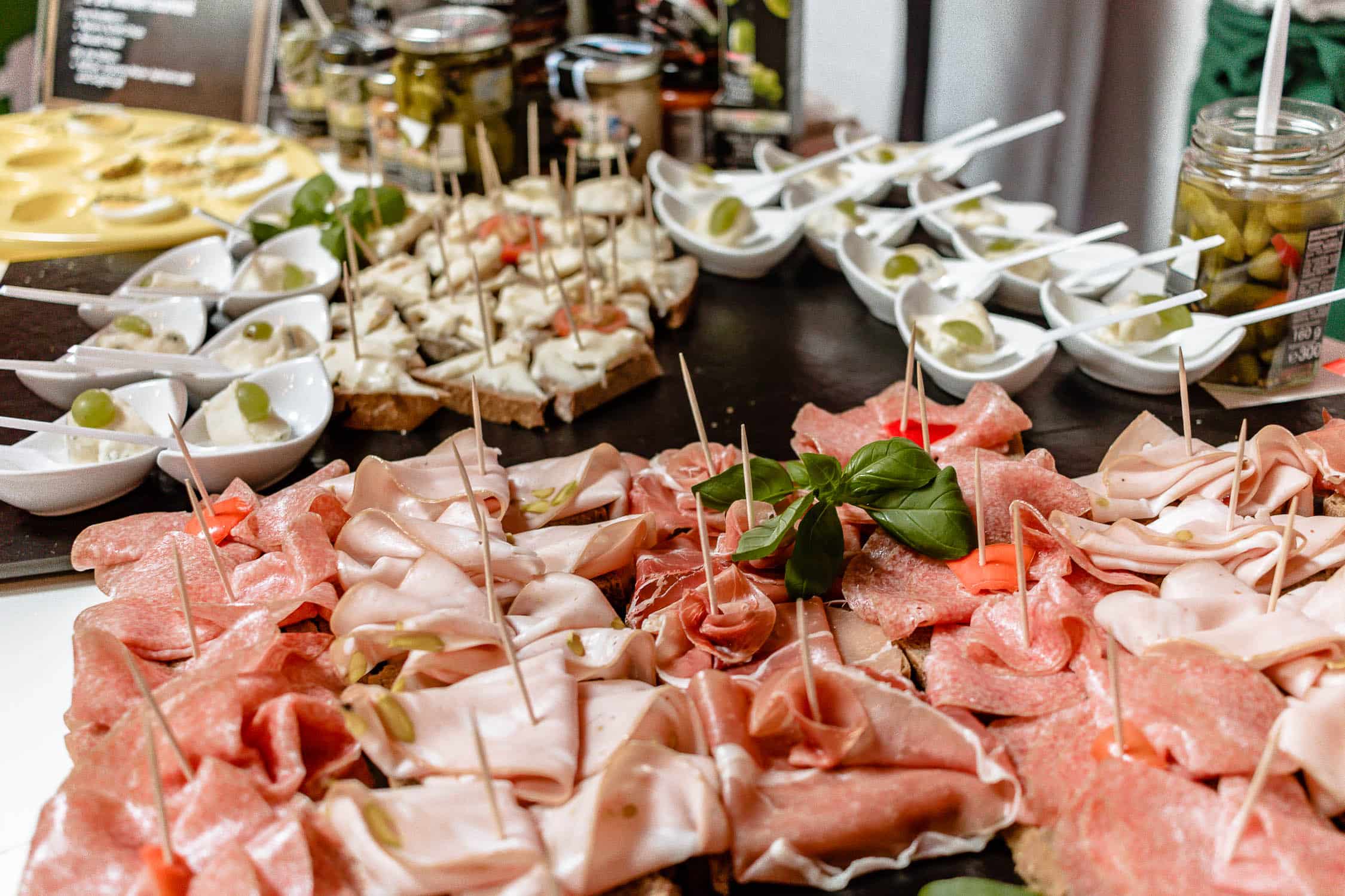 Medicinicum in Lech am Arlberg, Thema, Medizin in Ost und West, Schulmedizin, Ayurveda, Shiatsu, Yoga, gesunde Ernährung, Kräuterkunde, Anti-Aging, Best Ager