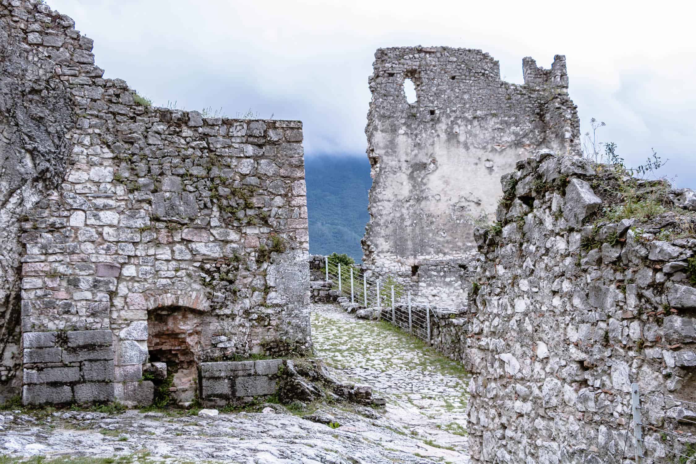 Arco am Gardasee ideal zum Wandern und Radfahren, Trentino, Italien, Burg Arco, Olivenhaine, Olio Cru, Rainer Maria Rilke Promenade, Parco Arciducale Arco,