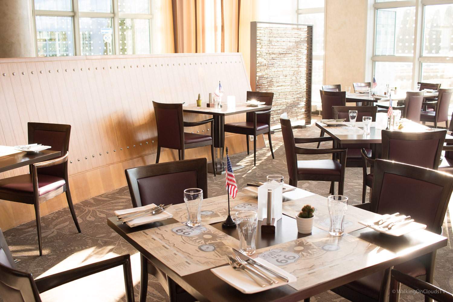 Hilton Hotel München Airport, ideal bei einem frühen Abflug, Urlaub, Geschäftsreise, Wellnessoase bei Zwischenstop, Restaurant Charles Lindbergh, Atrium, Fussball Doppelpass