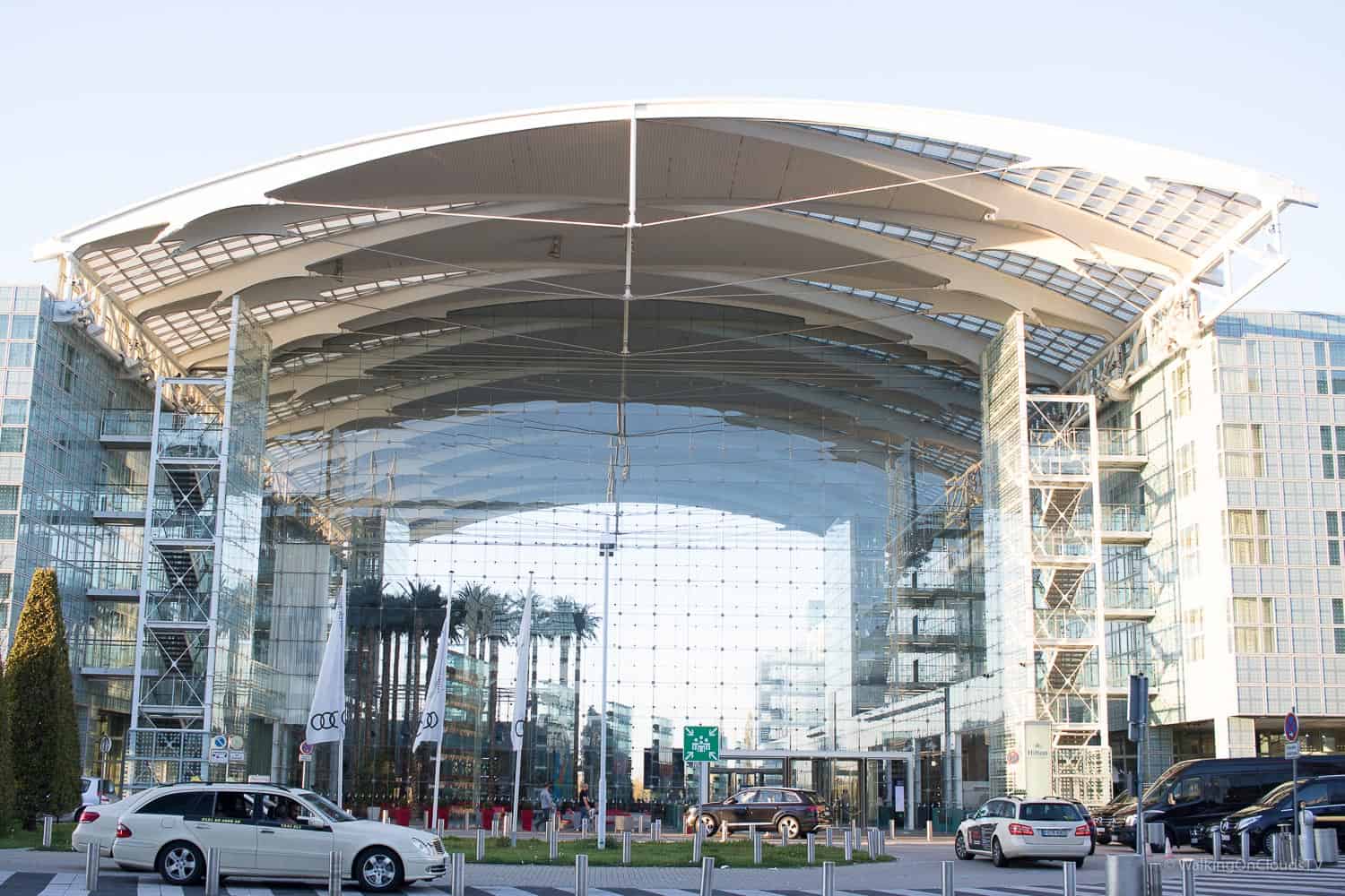 Hilton Hotel München Airport, ideal bei einem frühen Abflug, Urlaub, Geschäftsreise, Wellnessoase bei Zwischenstop, Restaurant Charles Lindbergh, Atrium, Fussball Doppelpass