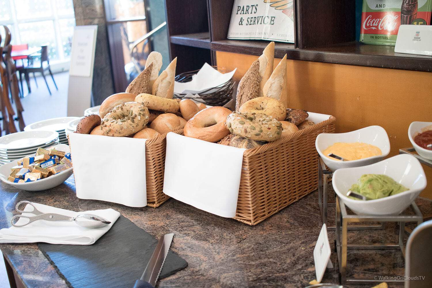 Hilton Hotel München Airport, ideal bei einem frühen Abflug, Urlaub, Geschäftsreise, Wellnessoase bei Zwischenstop, Restaurant Charles Lindbergh, Atrium, Fussball Doppelpass