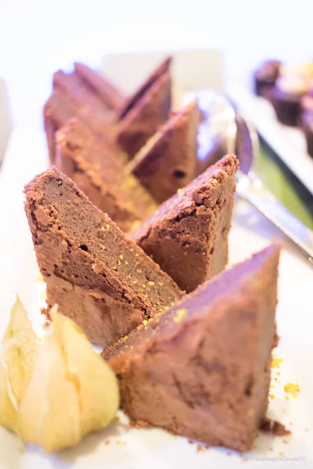 Hilton Hotel München Airport, ideal bei einem frühen Abflug, Urlaub, Geschäftsreise, Wellnessoase bei Zwischenstop, Restaurant Charles Lindbergh, Atrium, Fussball Doppelpass