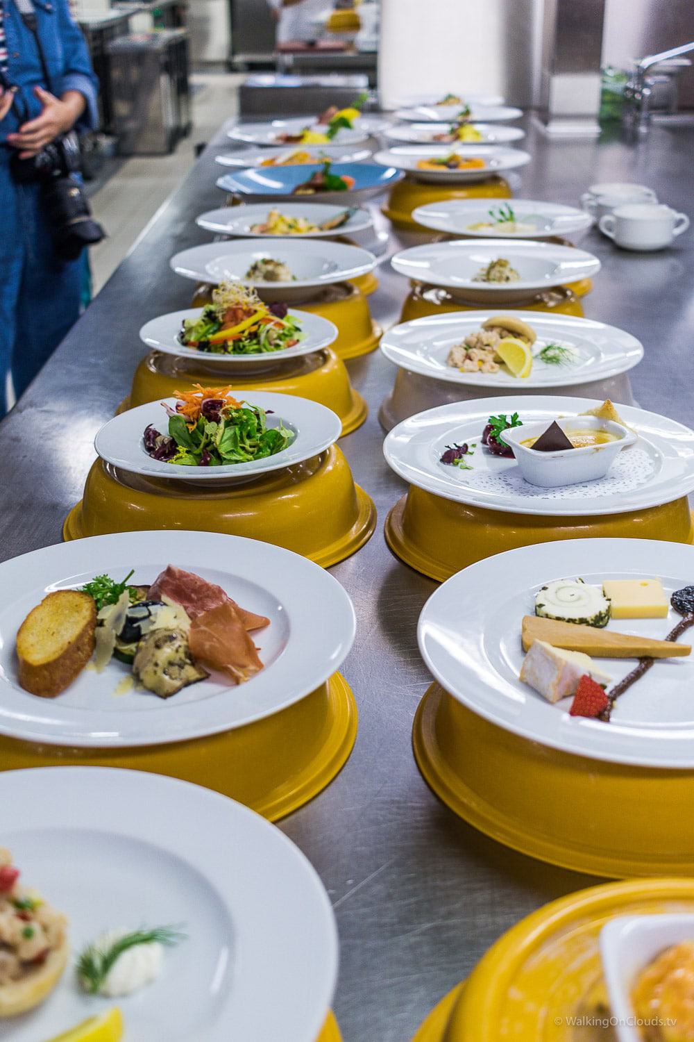 Kreuzfahrt als Best-Ager und Rentner - Kreuzfahrtblog - Was unternimmt man an einem Seetag? Blick in die Küche - Restaurants - Seetag auf der TUI Mein Schiff 5 - Mittelmeerkreuzfahrt -Größter Swimming-Pool Kreuzfahrtschiff