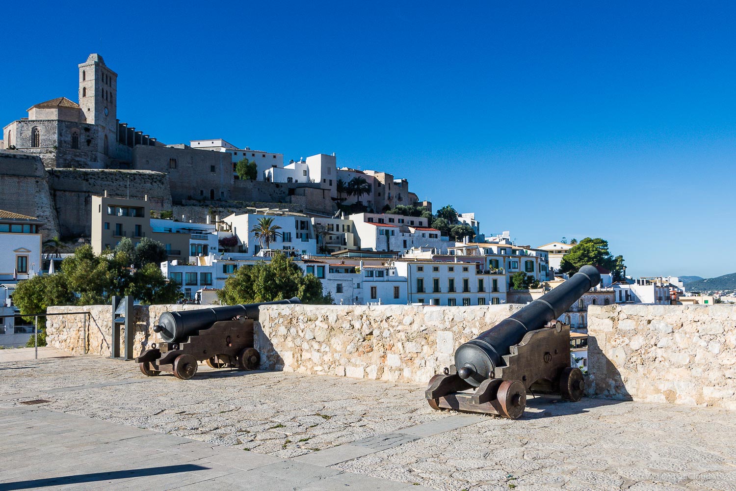 Als Kreuzfahrtblog Ibiza erleben - die Alstadt und Sehenswürdigkeiten - Mittemeerkreuzfahrt mit der TUI Mein Schiff 5 - Welche Ausfluege kann man auf Ibiza unternehmen? Reiseblog über Kreuzfahrten und Fernreisen für Alleinreisende Menschen