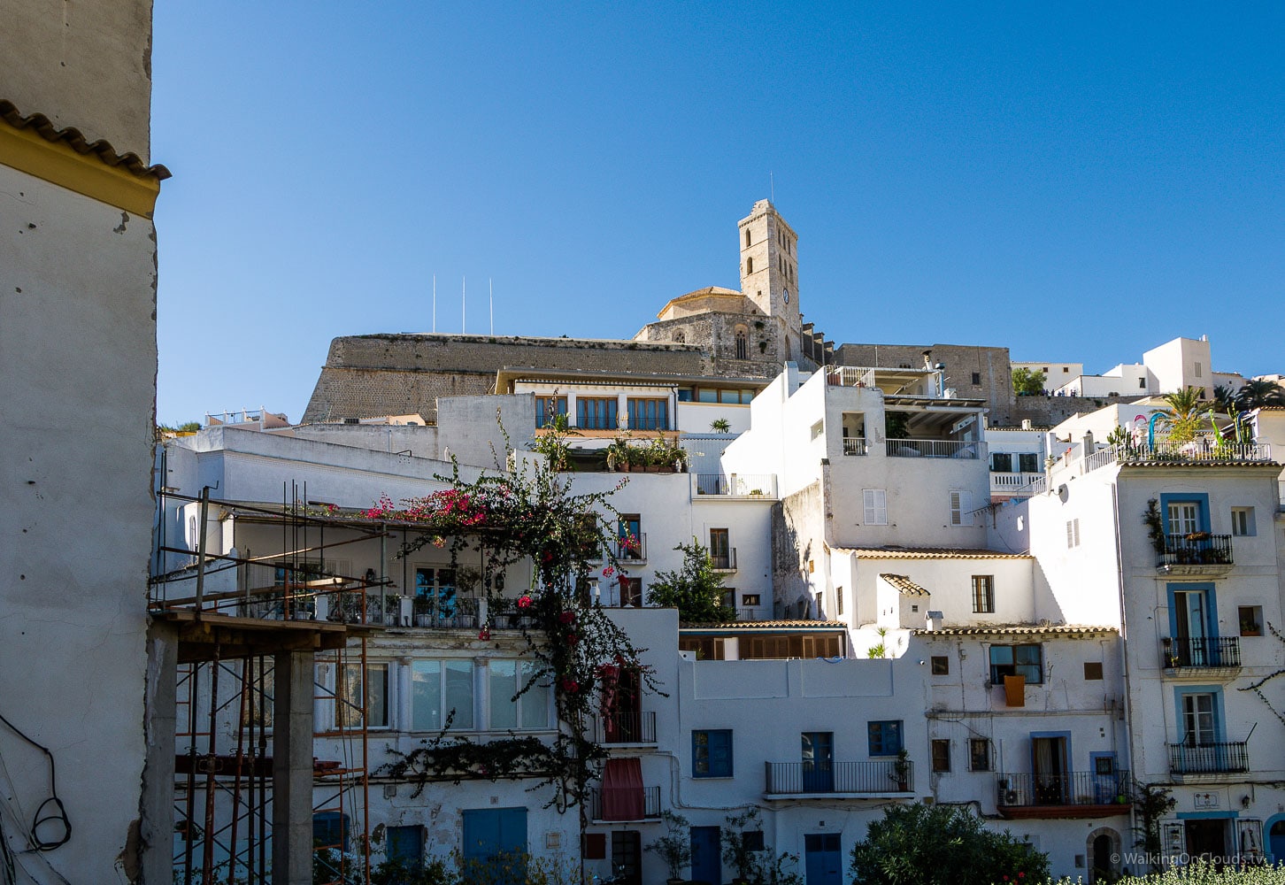Als Kreuzfahrtblog Ibiza erleben - die Alstadt und Sehenswürdigkeiten - Mittemeerkreuzfahrt mit der TUI Mein Schiff 5 - Welche Ausfluege kann man auf Ibiza unternehmen? Reiseblog über Kreuzfahrten und Fernreisen für Alleinreisende Menschen