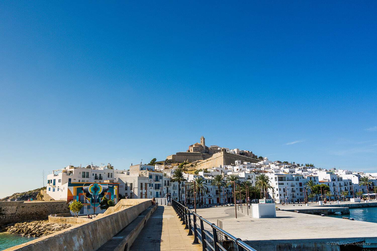 Als Kreuzfahrtblog Ibiza erleben - die Alstadt und Sehenswürdigkeiten - Mittemeerkreuzfahrt mit der TUI Mein Schiff 5 - Welche Ausfluege kann man auf Ibiza unternehmen? Reiseblog über Kreuzfahrten und Fernreisen für Alleinreisende Menschen