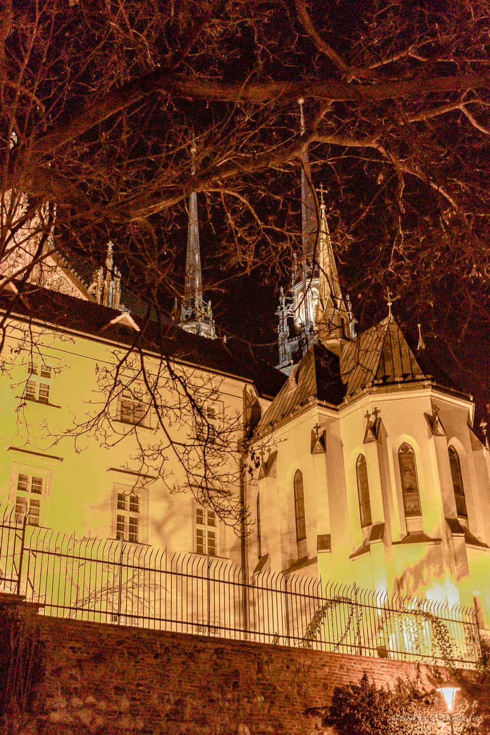 Brünn ist die zweitgrößte Stadt in Tschechien und neben Prag ideal für einen Kurzurlaub, Villa Tugendhat, Basilika Peter & Paul, Gebeinhaus, Palais Dietrichstein, Labyrinth unter der Stadt